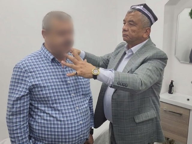 Кокандского шарлатана Икбола Салиева арестовали на 10 суток поводом послужила просроченная лицензия на предоставление услуг народной медицины накануне мужчина прославился великим чудом он взглянул и прикоснулся к женщине на инвалидной коляске после чего она сама встала и пошла