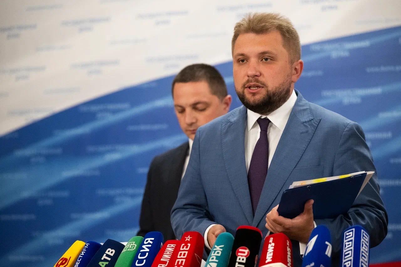 Борис Чернышов призвал решить проблему «скрытой безотцовщины» Вице-спикер Госдумы от ЛДПР Борис Чернышов заявил, что плотный график стандартной пятидневки мешает отцам проводить время с детьми, особенно в первые годы их жизни, что создает дополнительную нагрузку на матерей. «Пора дать отцам детей до трёх лет законное право на сокращённый рабочий день один раз в неделю, по четвергам. Это стратегический шаг к решению проблемы отцовской занятости в воспитании, формированию ответственного отцовства и гармонизации семейной и трудовой жизни в России», — подчеркнул вице-спикер. Борис Чернышов направил соответствующее предложение в Минтруд.