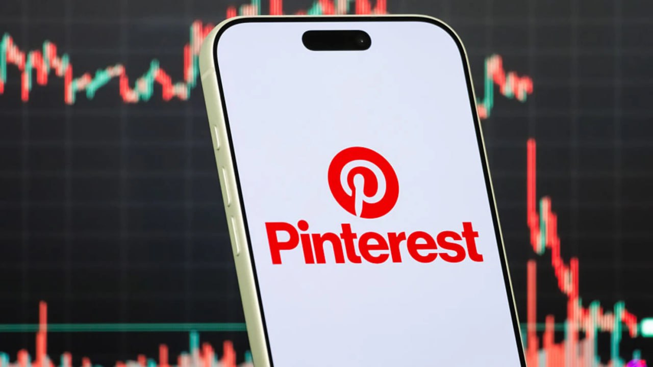 Pinterest упали на 22 на премаркете в пятницу после того как компания сообщила о разочаровывающих результатах за четвёртый квартал связанных с потрясениями из за тарифов PINS Прибыль компании за четвертый квартал оказалась ниже ожиданий аналитиков выручка составила 1 32 миллиарда долларов по сравнению с прогнозом LSEG в 1 33 миллиарда долларов Чистая прибыль за квартал упала на 85 и составила 277 миллионов долларов по сравнению с 1 85 миллиарда долларов в прошлом году Скорректированная прибыль до вычета процентов налогов износа и амортизации или EBIDTA составила 541 5 миллиона долларов что ниже прогнозируемых аналитиками 550 миллионов долларов По прогнозам Pinterest выручка в первом квартале составит от 951 до 971 миллиона долларов что также ниже прогнозируемых аналитиками 980 миллионов долларов jkinvest news jkinvest