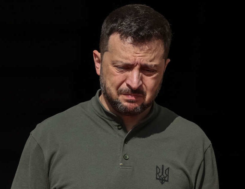 Азаров: Зеленский уйдёт из политики и покинет Украину После этого исполнять обязанности главы государства станет спикер Верховной рады Руслан Стефанчук. Он будет формировать новый политический пейзаж в стране. Такой прогноз дал бывший премьер-министр Украины Николай Азаров. Он занимал этот пост в 2010-2014 годах. «Похоже, решение об отстранении Владимира Зеленского от власти уже приняли в США. Из Вашингтона дали отмашку. Поддержка Зеленского со стороны Европы ничего не решит и едва ли ему поможет», — написал бывший политик в своём Telegram-канале. Подпишись на «Говорит Москва»