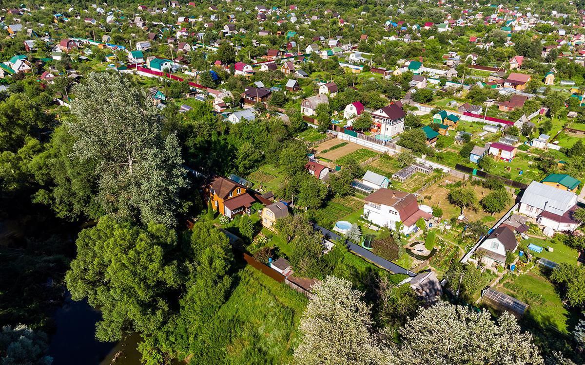 О новых критериях изъятия у россиян дачных участков предупредили в Общественной палате РФ С 1 сентября вступает в силу постановление правительства: хозяева дачных участков обязаны следить за их состоянием и не захламлять их даже сорняками. Иначе дачникам грозит предупреждение, а затем штраф до 50 тысяч рублей и возможное изъятие земли. Цель нововведения — стимулировать развитие населённых пунктов. К тому же, «брошенные участки вызывают жалобы соседей и опасны для детей и подростков». Заброшенными будут считаться участки, где отсутствуют необходимые строения на землях, предназначенных для застройки, или если более половины территории занято бытовыми отходами или мусором. Это же касается участков с частично разрушенными постройками — ремонт которых не начат владельцем в течение года после обнаружения дефектов.