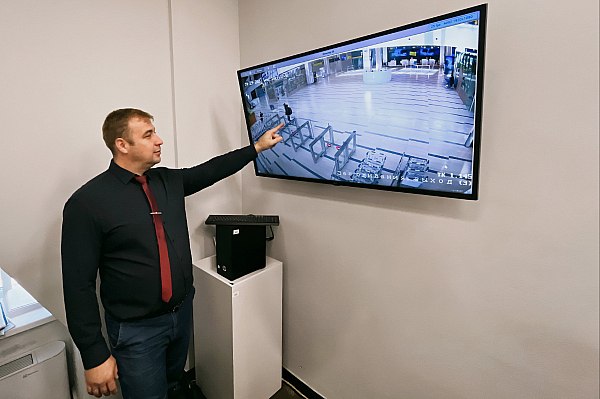 Аэровокзал Южно Сахалинск усилит контроль за безопасностью полетов используя искусственный интеллект Аэровокзал Южно Сахалинск усилит контроль за безопасностью полетов используя искусственный интеллект В главной авиагавани региона приступили к внедрению нейросети в работу пункта управления Модуль анализирующий видео поможет службе транспортной безопасности ускорить досмотр пассажиров и багажа а также повысить уровень защиты терминала Об этом сообщает AVIA RU Сигнал о нестандартной ситуации тут же должен поступить на пульт и привлечь внимание диспетчера Ему останется принять решение что делать дальше и оповестить коллег На все не более минуты Автоматический анализ поможет ускорить реакцию службы увеличить ее эффективность и снизить при этом нагрузку на операторов aviaru net n289256