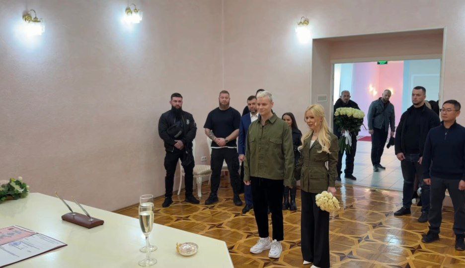 SHAMAN и Екатерина Мизулина расписались в ЗАГСе Донецка Видео с церемонии поделился певец в своих соцсетях На кадрах артист и его возлюбленная уже супруга получается стоят в рубашках цвета хаки Родные горько