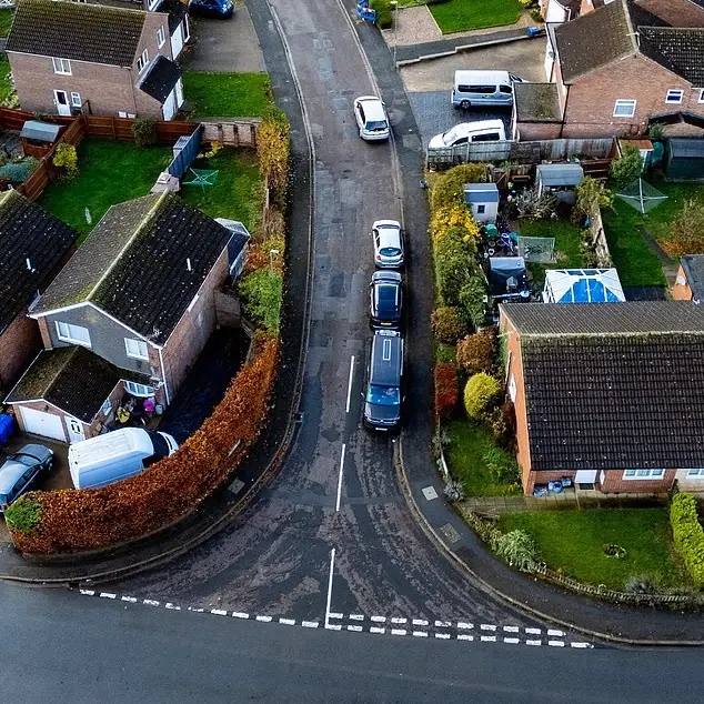 103 года столько сказали ждать ремонта дорог жителям британского графства Оксфордшир Об этом сообщила газета Daily Mail Местные обратились к чиновникам с просьбой отремонтировать сильно поврежденный тупиковый участок Но им ответили что средний цикл ремонта дорог составляет более ста лет Здесь не было полного восстановления поверхности уже более 40 лет Его постоянно латают говорят жители P S Ну прямо как у нас в Ново Ленино Розы Люксембург Связаться с нами Сообщить о ДТП Розыск очевидцев ДТП Подписаться SVODKA138 Подписаться SVODKA138 Интеграция Telega in MAX канал SVODKA138