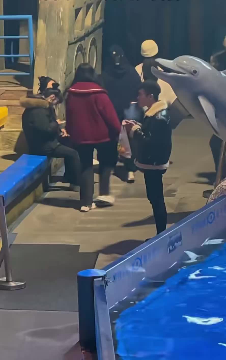 Белуха в Даляне вмешалась, чтобы наказать курильщика в океанариуме