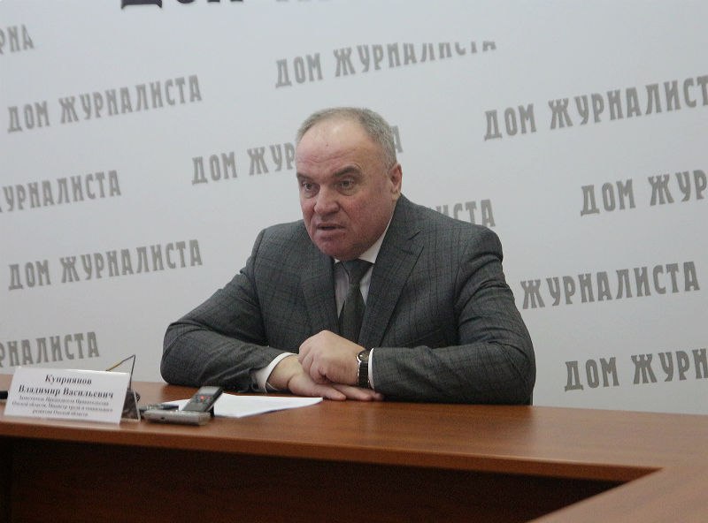 Названа дата суда над омским экс-министром Куприяновым Сегодня, 22 июля, пресс-служба Омского областного суда объявила о дате начала суда над бывшим вице-губернатором региона Владимиром Куприяновым. Судебное заседание назначено на 11:00 4 августа 2025 года с участием сторон. Напомним, что бывшего вице-губернатора, министра труда и социального развития Омской области Владимира Куприянова обвиняют в получении взяток от директора Марьяновского дома-интерната Валерия Башурова за содействие в успешной аттестации и предоставлении поощрений. По версии следствия, с 2018 по 2023 год чиновник принимал денежные средства, а также бытовую технику и услуги: газонокосилку, мотокультиватор, кожаный саквояж и установку спортивного комплекса на своем приусадебном участке. Взятки доставлялись в поселок Любинский, в дом родственников чиновника. В связи с этим дело будет рассматривать Любинский районный суд.