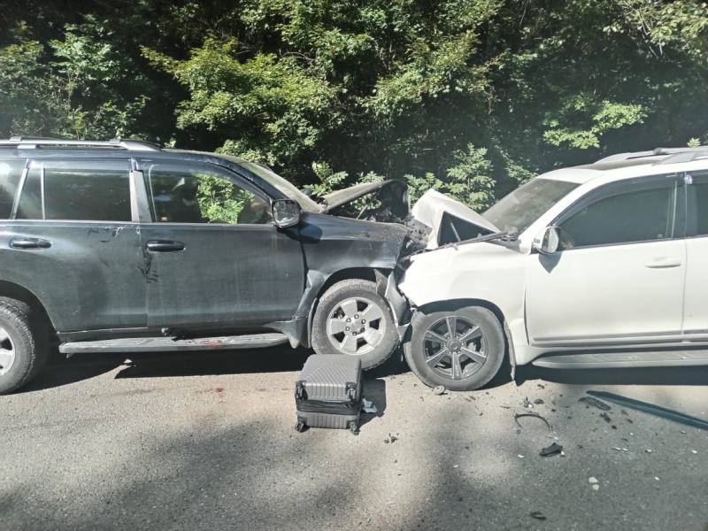 Семья с ребёнком попала в смертельное ДТП под Партизанском   Водитель Toyota Land Cruiser, двигаясь со стороны Шкотово в Партизанск, выехал на встречную полосу и спровоцировал ДТП.   Виновник аварии погиб, его супруга и 13-летняя дочь получили травмы.   В салоне второго автомобиля находился 6-летний мальчик, который тоже получил травмы.  Источник:      ОТВ.Происшествия
