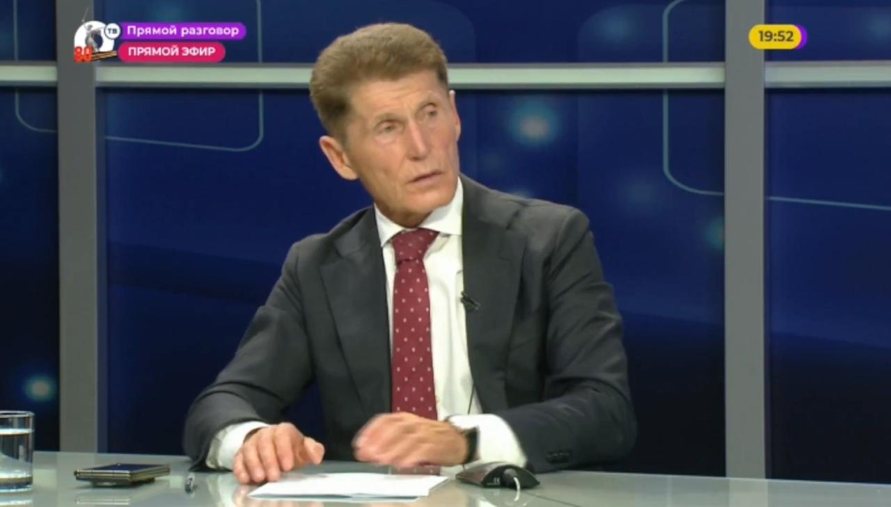 В Приморье ремонтируют мосты по новой технологии Олег Кожемяко в прямом эфире рассказал о решении проблем с мостами в крае С 2019 года регион перешел на использование быстровозводимых металлических конструкций сармов которые позволяют экономично и оперативно восстанавливать переправы Кроме того освоено производство водопропускных труб большого диаметра что помогает решать вопросы там где строительство мостов не требуется Проблемы мостов мы решаем В позапрошлом году мы 5 мостов отремонтировали В этом 21 а на следующий год поставлена задача отремонтировать 50 мостов Мы перешли на систему быстровозводимых конструкций Мы наращиваем эту работу и я думаю что в этом направлении будем продолжать двигаться А то что касается небольших и отдалённых населенных пунктов будем ставить новые конструкции рассказал глава Приморья В этом году в Приморье отремонтировали 21 мост а на следующий год поставлена задача 50 Новые конструкции будут устанавливаться и в отдаленных населенных пунктах где достаточно однополосного движения Параллельно в регионе строятся путепроводы в том числе на Тереховку