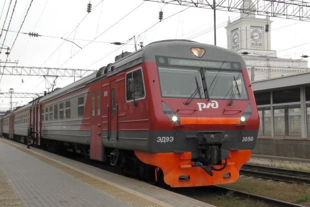 23 февраля изменится график движения электричек в Волгоградской области В связи с празднованием Дня защитника Отечества работа пригородного железнодорожного транспорта в регионе будет скорректирована Электрички будут курсировать по расписанию выходного дня В праздничный день назначен дополнительный рейс по маршруту Шпалопропитка Волгоград 1 Изменения коснутся и некоторых пригородных поездов следующих по маршруту Волгоград 1 Петров Вал и обратно они отправятся в путь в другие даты Кроме того отменят рейсы пригородного поезда сообщением Петров Вал Ильмень и обратно