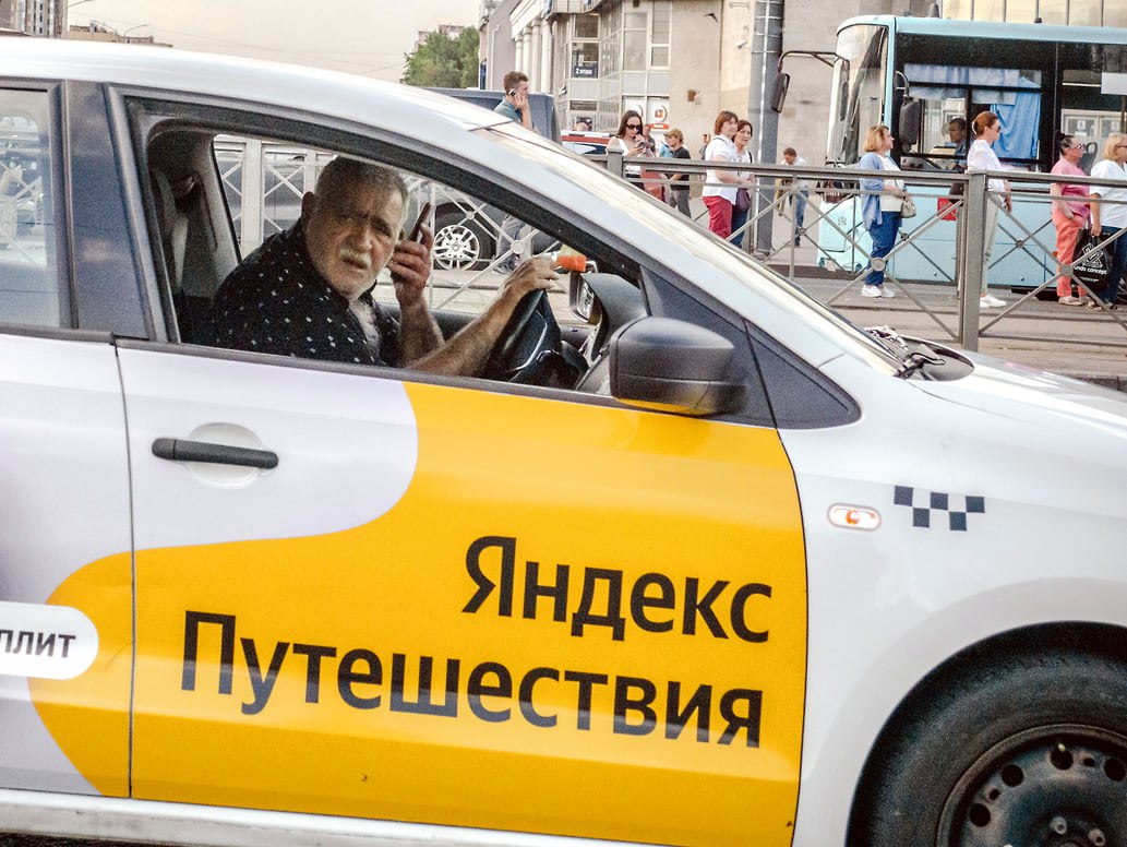 Более 50 таксистов в Петербурге испытывают эмоциональный стресс на работе В Петербурге более половины опрошенных водителей такси отмечают эмоциональное напряжение на работе сообщили аналитики компании Honor По стране этот показатель значительно ниже 1 8 В целом по России моральное утомление и выгорание наиболее характерны для врачей скорой помощи 78 9 курьеров 65 7 и строителей 64 9 Компания также составила рейтинг самых тяжелых профессий по мнению петербуржцев шахтеры 31 4 строители монтажники и кровельщики 10 8 а также врачи скорой помощи 8 8 Более половины респондентов считают что новые технологии облегчили труд Фото Александр Баранов Коммерсантъ kommersant spb