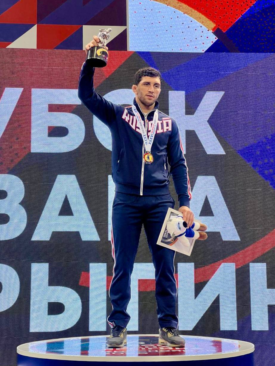 Победу посвящаю маме…    Олимпийский чемпион Заурбек Сидаков, одержавший победу на международном турнире – Кубок Ивана Ярыгина - 2025, посвятил победу маме, у которой 28 января будет день рождения.  Об этом спортсмен рассказал «15-му Региону».   «Победу посвящено маме, у неё 28 января день рождения. Этот турнир в целом очень престижный. Год начинается с этих стартов и все лучшие борцы собираются здесь в Красноярске. Очень важно для меня приезжать и выигрывать Кубок Ивана Ярыгина»,- сказал он.    Заурбек Сидаков отметил, что чувствовал себя во время схваток на «четверку», из-за небольших травм.   «Чувствовал себя на четвёрку, есть микро травмы но не критично. Надеюсь быстро встану в строй. Мысли залечить мелкие травмы и приступить к тренировкам, готовиться на ближайшие старты»,- заключил он.   ИА РЕС