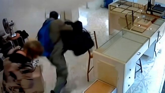 Ограбление на Родосе два румына вынесли из ювелирного магазина украшения на 700 тысяч евро На Родосе полиция раскрыла ограбление совершённое двумя гражданами Румынии которые украли из ювелирного магазина украшения на сумму около 700 000 евро Преступление произошло вечером 28 сентября когда злоумышленники ворвались в помещение избили владельца и опустошили витрины Афинские Новости работаем для Вас с 2004 года Подпишитесь на наш канал t me ruassianathens