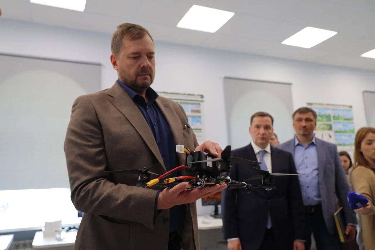 Посетил IT-парк «Цифровая Арктика», в котором ведутся ключевые разработки для развития отраслей экономики Архангельской области. На базе IT-парка развернут большой производственный цех беспилотных летательных аппаратов, договорились объединить усилия вузов наших регионов в этом направлении. Отдельно ознакомился с проектом по цифровизации процессов лесопользования и с виртуальным навигационным тренажером по управлению и маневрированию судами. Вся эта большая научная и образовательная база позволяет готовить узкопрофильных специалистов, внедрять научные разработки непосредственно на предприятиях.