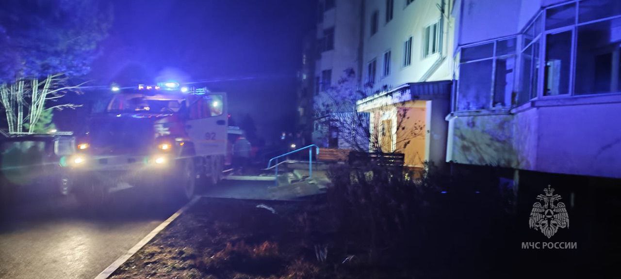 Девочка подросток погибла при пожаре в Балахтинско Новоселовском муниципальном округе Трагедия произошла в селе Кожаны накануне вечером В населенном пункте загорелась квартира на пятом этаже В это время там находилась женщина с маленьким сыном и 16 летней дочкой Девочка была в дальней комнате и не успела покинуть помещение рассказали в МЧС Площадь пожара составила 50 кв м По предварительным данным огонь начался из за короткого замыкания в телевизоре Фото ГУ МЧС по Красноярскому краю