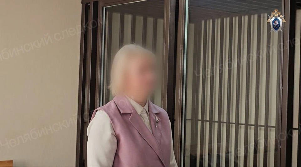 В Челябинске заведующую оперативным отделом больницы признали виновной в оказании услуг не отвечающих требованиям безопасности повлекших смерть девятилетнего мальчика Следствие установило что женщина допустила к работе диспетчера без медицинского образования Тот неправильно оформил вызов и к ребенку не отправили скорую Мать повезла сына в больницу сама но спасти мальчика не удалось Суд приговорил заведующую к трём годам условно и штрафу в 350 тысяч рублей Больница должна выплатить семье погибшего 3 5 миллиона рублей компенсации морального вреда Подписаться на chelkp