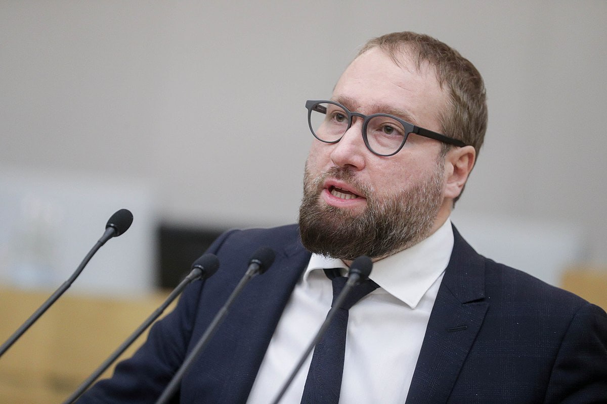 В Госдуме считают Telegram «сущностью, вызывающей озабоченность у государства». «Что касается Telegram, то, поскольку каких-либо изменений не наблюдается даже на горизонте, государство выбрало креативный подход: попытаться создать ему конкурентоспособную альтернативу в лице национального мессенджера», — отметил депутат Горелкин. На данный момент проходит тестирование «национального мессенджера» Max, разработанного компанией VK. Ранее эксперты и депутаты намекали, что после его релиза Telegram могут ограничить в работе или вовсе заблокировать. Москва сейчас. Подписаться Прислать новость
