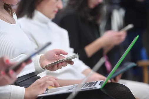 Telegram-каналы стали активнее индексироваться поисковыми системами, в первую очередь «Яндексом» MOEX: YDEX , где переходы из поисковика уже составляют более 20% всего трафика каналов. Это позволяет компаниям и блогерам, работающим в мессенджере, наращивать аудиторию без высоких затрат, однако эксперты пока называют такую конверсию нестабильной и зависимой от алгоритмов поисковой выдачи. Фото: Александр Коряков/Коммерсантъ Подписывайтесь на «Ъ-Черноземье»