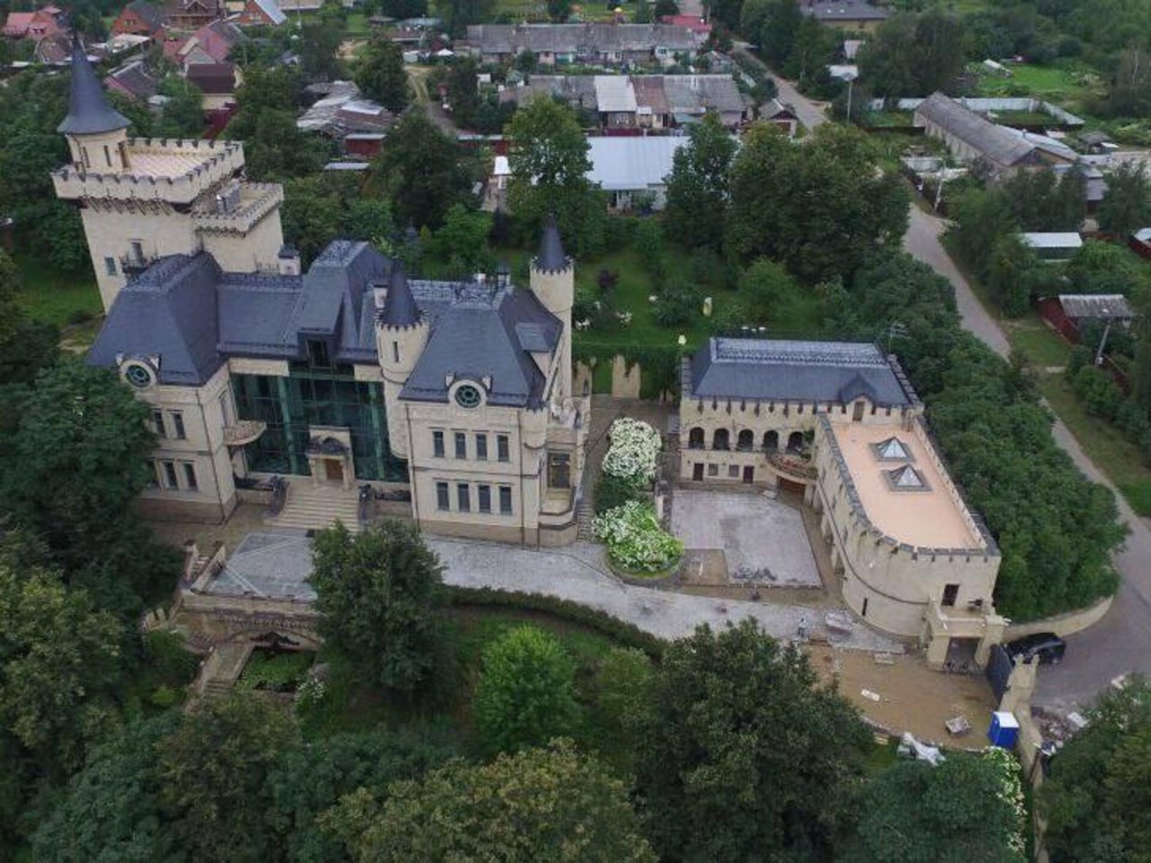 Пугачева и Галкин сэкономили 180 млн рублей на уклонении от налогов за замок в Грязи Дворец убежантов самострой по документам его не существует пишет SHOT Экс примадонна ежегодно платит около 170 тысяч рублей только за земельный участок площадью 12 тысяч м² Дома на 1 8 тысячи м² в кадастровой карте нет иначе за него пришлось бы отдавать по 12 млн рублей в год За 15 лет семья артистов сэкономила около 180 млн рублей Борисовна и компания планируют и дальше зарабатывать на своем дворце они хотят открыть в нем платный музей любви Так обиделась на страну что решила наказать ее махинациями с налогами Признан иноагентом в России Подпишитесь на Абзац Добавьте Абзац в ленту Дзена