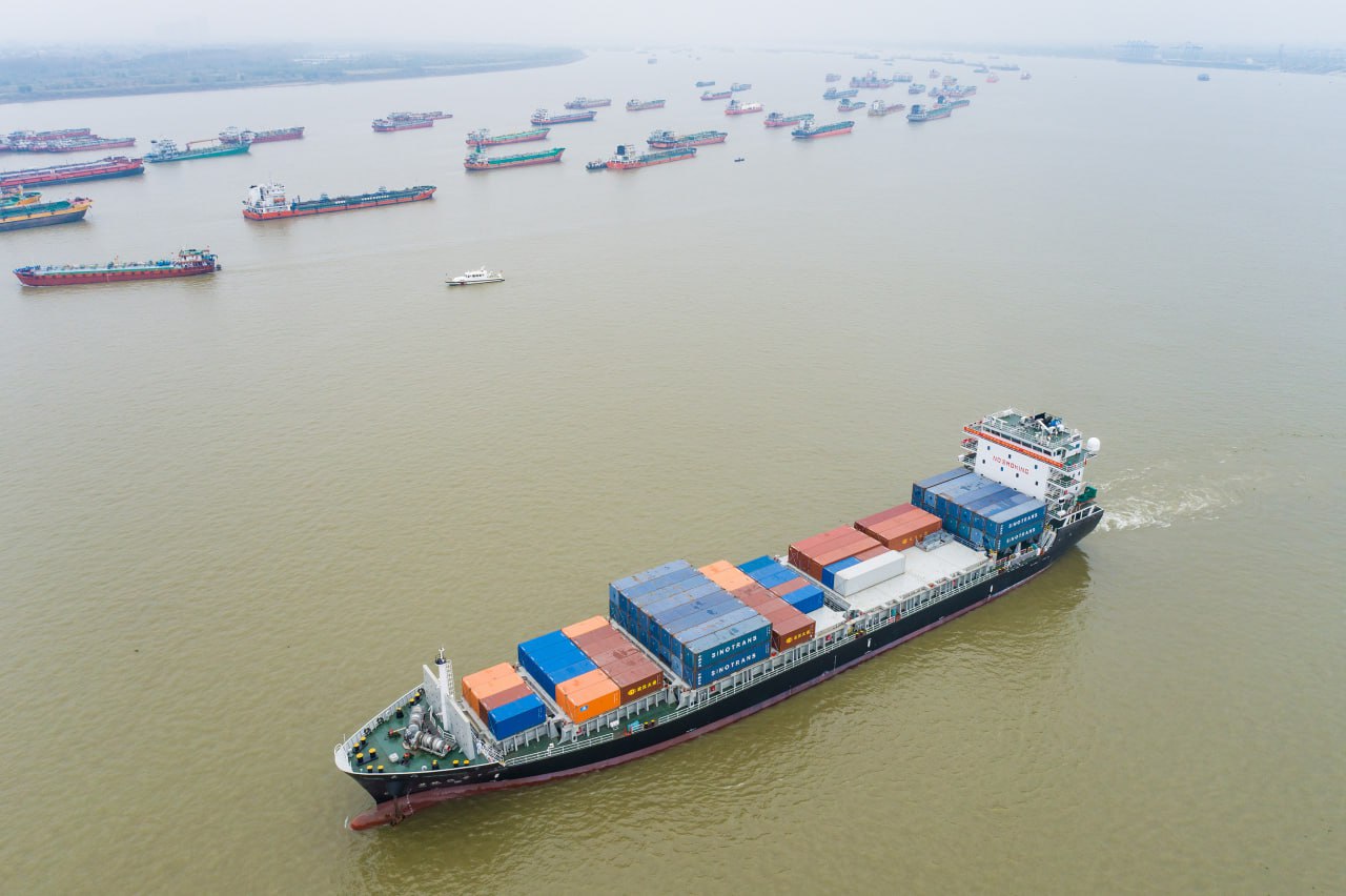 Китай и Ассоциация государств Юго Восточной Азии АСЕАН подписали обновленное соглашение о Зоне свободной торговли 3 0 Церемония состоялась на полях саммита АСЕАН в Куала Лумпуре Соглашение версии 3 0 охватывает существующие области ЗСТ между Китаем и АСЕАН а также перспективные сферы сотрудничества Оно направлено на упрощение административных процедур и повышение их эффективности для ускорения взаимной торговли и инвестиций Фото VCG