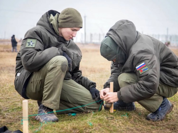 Школьники Волжского готовятся сразиться в «Зарницу 2.0»  Школьники Волжского примут участие в военно-патриотической игре «Зарница 2.0». Как рассказали Волжский.ру в городской администрации, для участия зарегистрировались больше 5,5 тысячи ребят. В настоящее время в рамках первого этапа в волжских школах проводятся отборочные этапы, которые продлятся до середины марта. По итогам отбора в каждой школе сформируют команды в нескольких возрастных категориях: младшей  7-10 лет , средней  11-13 лет  и старшей  14-17 лет .   Подробнее на Волжский.ру: