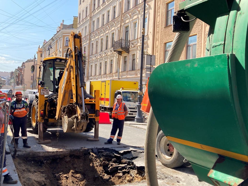 Движение по улице Рубинштейна перекрыли из-за провалившегося асфальта  В четверг, 17 июля, в центре Петербурга на улице Рубинштейна провалился асфальт. Провал образовался в районе дома № 30. На месте работают аварийные службы.  «Накануне в ведомство поступила заявка о вытекании холодной воды в этой локации. Было выявлено технологическое нарушение, которое и стало причиной провала асфальтового покрытия», — отметили в ГУП «Водоканал Санкт-Петербурга».  Фото: Владимир Колодчук / Коммерсантъ