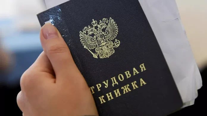 Названия ряда профессий изменятся в России с 2026 года Депутат Госдумы Алексей Говырин Единая Россия заявил что с 2026 года изменится Общероссийский классификатор профессий и должностей По его словам от названия должности зависит право на более ранний выход на пенсию доплаты за особые условия труда и дополнительные отпуска Подробнее читайте по ссылке Фото РИА Новости Максим Богодвид yk24 ru в MAX Telegram ВК VK Видео