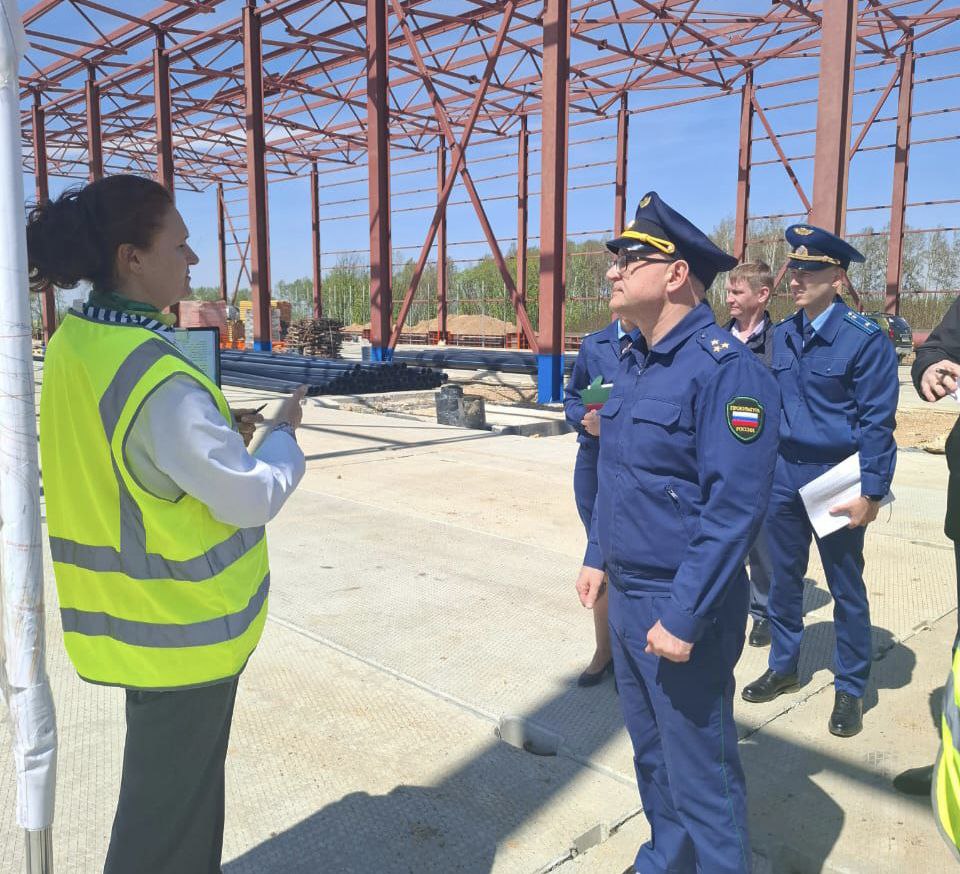 Первый заместитель прокурора Хабаровского края Сергей Лубенец проверил ход строительства объектов инфраструктуры на площадке «Ракитное» ТОР «Хабаровск» Сергей Лубенец совместно с директором АО «КРДВ Хабаровск» Ириной Серовой проинспектировал ход строительства объектов инфраструктуры площадки «Ракитное» территории опережающего развития «Хабаровск». В 2025 году на площадке «Ракитное» планируется завершить строительство двух объектов: автомобильной дороги и газопровода протяженностью 3 км. Подрядчиком ООО «РУСТ Хабаровск» активно ведутся работы по отсыпке дорожного полотна, благоустройству, объект готов на 80%. Мероприятие по строительству газопровода осуществляется ООО «ТерраСтрой» с целью присоединения северной части площадки «Ракитное» к сетям газораспределения для обеспечения газоснабжением действующих резидентов ТОР «Хабаровск». Начата укладка газовой трубы, график производства работ подрядчиком соблюдается. Также осмотрена строительная площадка административного здания общей площадью 4 316,3 м², работы по возведению которого ведутся ООО «Асфальт-ДВ», сдача объекта запланирована на 2026 год. По итогам визита Сергей Лубенец обсудил с АО «КРДВ Хабаровск» и подрядчиками проблемные вопросы строительства и пути их решения. Прокуратурой края будет продолжено надзорное сопровождение хода строительства инфраструктуры на ТОР «Хабаровск».