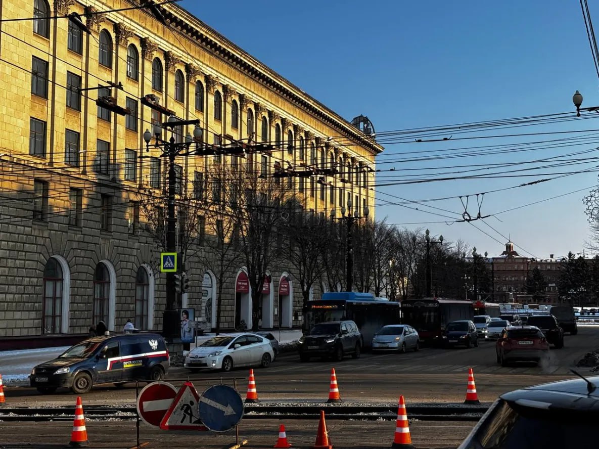 Хабаровск встал в девятибалльные пробки из за ремонта трамвайных путей Утром 11 ноября Хабаровск буквально встал в километровых пробках Среди возможных причин неожиданно начавшийся ремонт трамвайных путей на перекрестке Шеронова Муравьева Амурского Ранее администрация краевой столицы анонсировала ремонт путей на данном участке в ночное время с 21 часа 10 ноября до 5 часов утра 11 ноября В настоящий момент самая сложная ситуация по Муравьева Амурского в сторону Амура Кроме того с утра трамваи из Южного шли только до Индустриально экономического колледжа Это стало неприятным сюрпризом для хабаровчан которые работают в центре города и добираются на службу электротранспортом В настоящее время на перекрёстке Шеронова и Муравьёва Амурского установлены знаки дорожных работ todaykhv