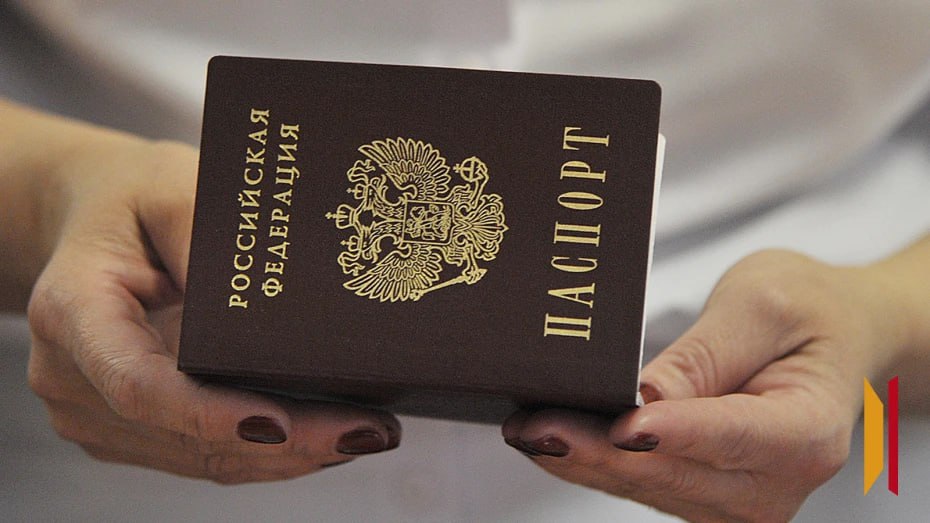 В ЗАГСе прокомментировали сообщение о жительнице Воронежской области которая 28 лет живет без документов Во вторник 11 ноября в telegram канал Mash появилась информация о Вере Данченко которая 28 лет живет без паспорта и полиса У женщины трое детей Они не учатся в школе поскольку у них нет гражданства и прописки Для их получения нужны документы обоих родителей Вере Данченко паспорт не выдавали поскольку никто не мог подтвердить ее личность мать исчезла а сведения о рождении не сохранились Сейчас она нашла отца который подтвердил родство через ДНК тест и помогает ей оформить документы через ЗАГС При этом в управлении ЗАГС Воронежской области сообщили что женщина не обращалась на личный прием к руководителю учреждения и порекомендовали все таки обратиться в ЗАГС для решения проблем По тем данным которые распространяет Mash идентифицировать женщину сейчас не представляется возможным Подписывайтесь на канал РИА Воронеж в Max