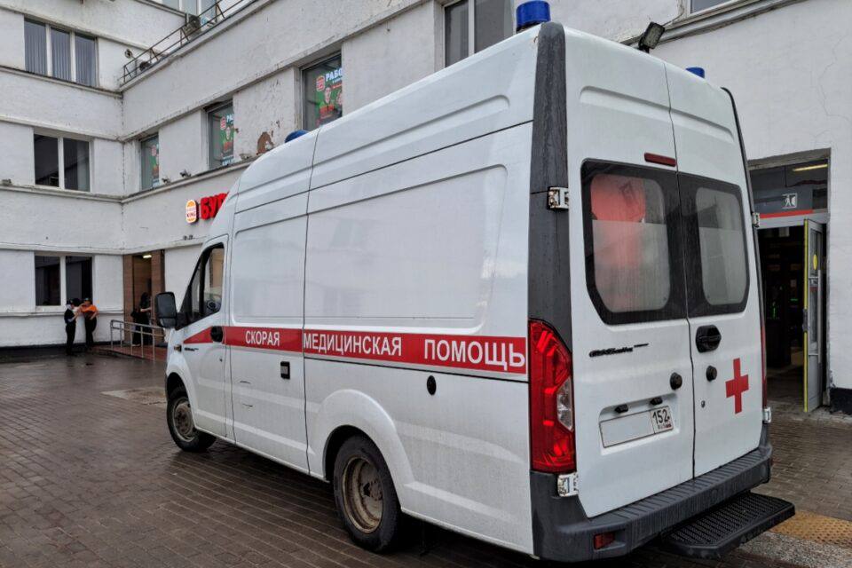 Фельдшерам нижегородской скорой пришлось принимать роды на дому в Зеленом городе Вызов по поводу начала родов поступил медикам рано утром 19 августа Оценив обстановку специалисты решили что малыш должен появиться на свет дома Уже в 7 15 роженица стала мамой мальчика Всю необходимую помощь женщине и ее ребенку оказали на месте В родильный дом они были доставлены уже в стабильном состоянии Что еще случилось в Нижнем