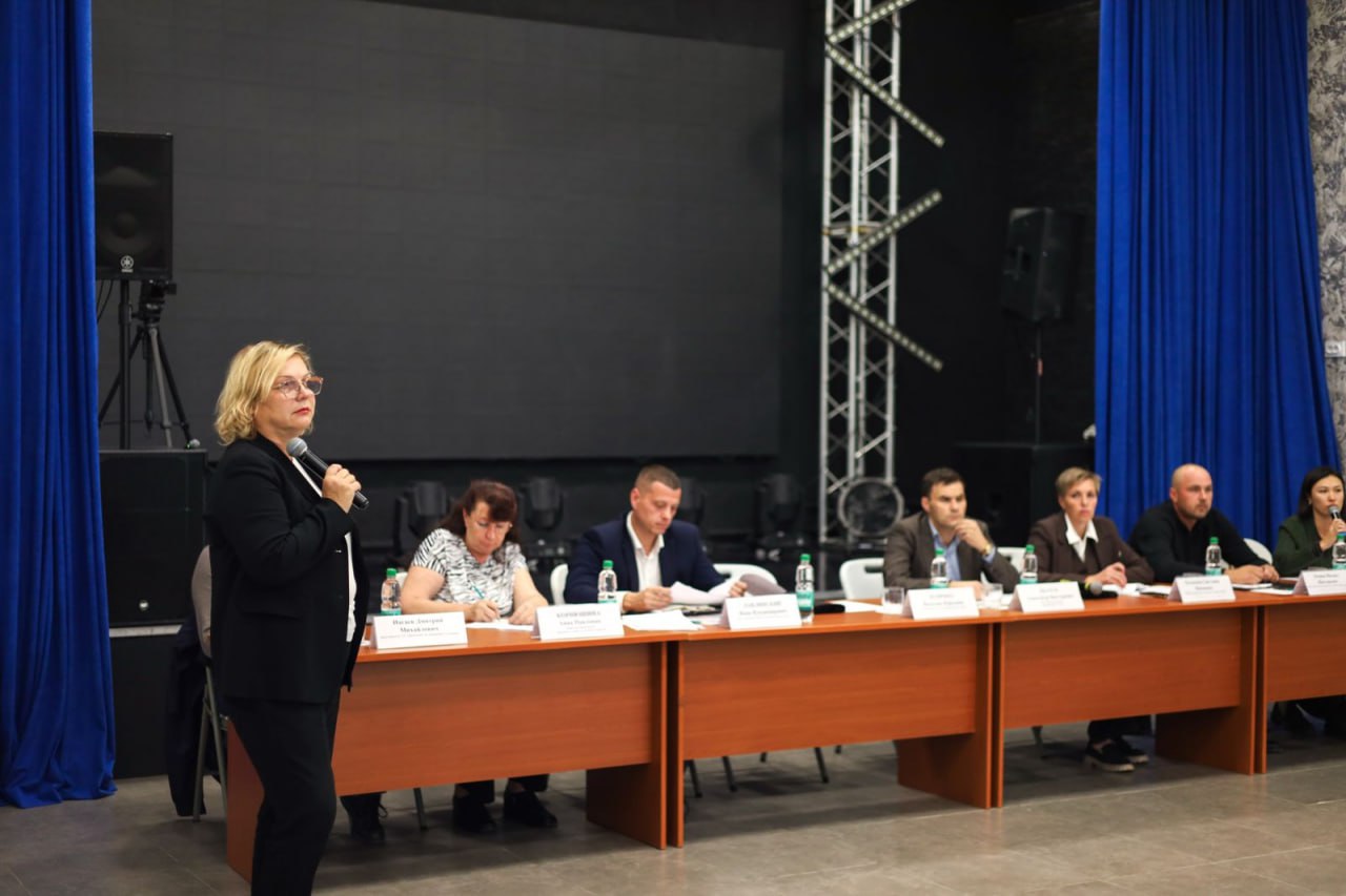 В культурном досуговом центре Океан состоялась важная встреча организованная мэром Корсакова Наталией Куприной совместно с администрацией города управляющими компаниями и Фондом капитального ремонта После церемонии награждения лучших управдомов прошедших конкурс в августе участники мероприятия около двух часов подробно обсуждали ключевые вопросы городского хозяйства Основной темой разговора стала реализация программы капитального ремонта многоквартирных домов Старшие по домам активно задавали вопросы относительно сроков начала ремонтных работ фасадов и крыш а также уточняли причины отсрочки ремонтов отдельных зданий Такие случаи подчеркнули необходимость внимательного отношения к каждой конкретной ситуации и значимости открытого диалога между населением властью и фондом капремонта Кроме того на мероприятии затрагивались вопросы благоустройства придомовых территорий установки освещения и устройства водоотводов Высказанные идеи и пожелания были зафиксированы для дальнейшего рассмотрения Глава муниципалитета подтвердила ценность регулярных встреч и предложила проведение специальных образовательных семинаров для управдомов и старших по домам Администрация осознаёт значимость постоянного контакта с гражданами считая подобные собрания важной частью эффективного управления городом Губернатор региона Валерий Лимаренко поддерживает инициативу отмечая её вклад в улучшение качества жизни населения и повышение эффективности городских служб Встречи позволят быстрее решать важные вопросы и повысить уровень доверия между властями и горожанами nataliakuprina limarenko official moykorsakov