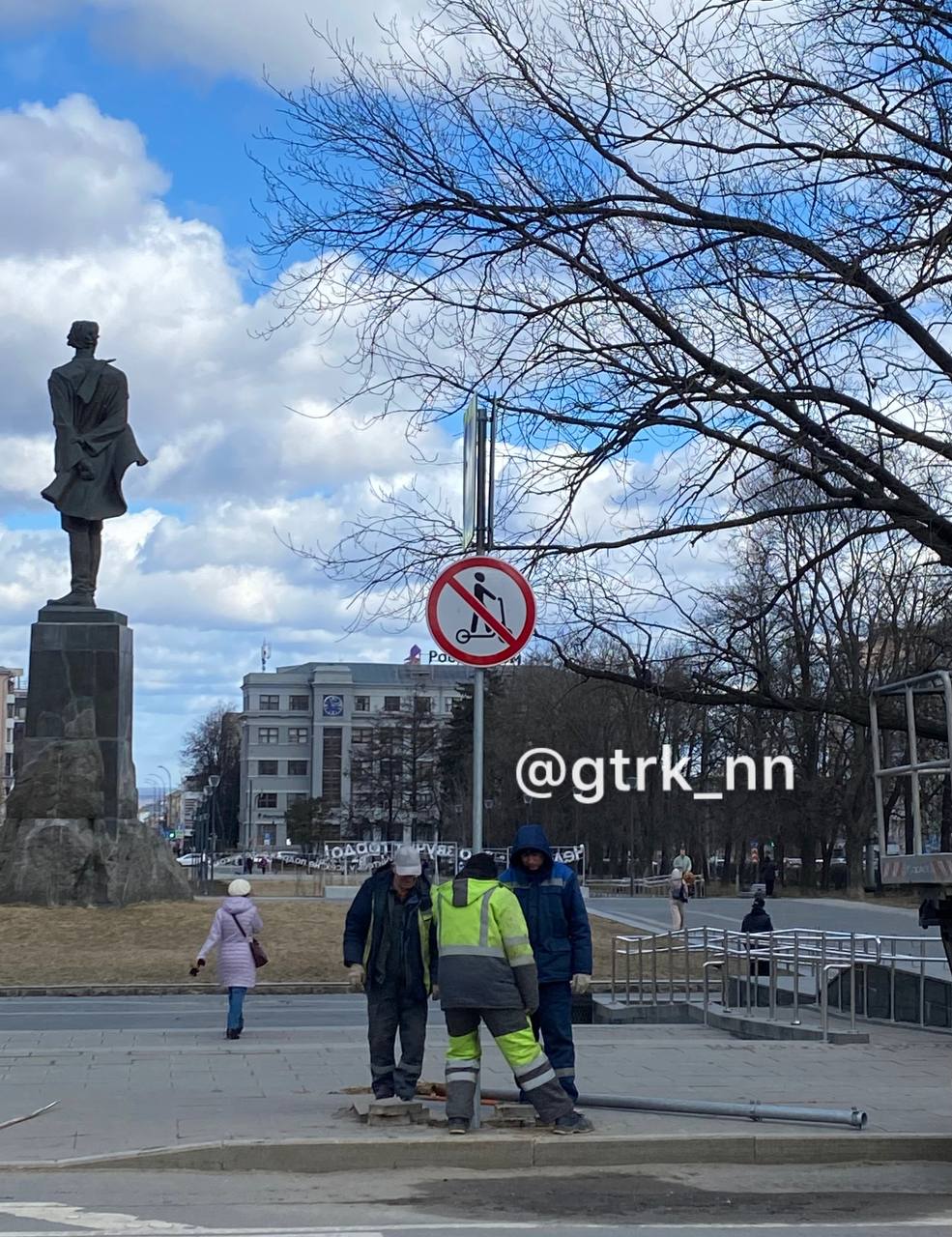 В Нижнем Новгороде начали устанавливать дорожные знаки, запрещающие движение на самокатах  Один из таких появился на площади Горького.  Ранее мэрия сообщила о введении запрета на проезд любых средств индивидуальной мобильности по 15 улицам и площадям. На ряде территорий ограничили скорость движения СИМ.     Прислать новость