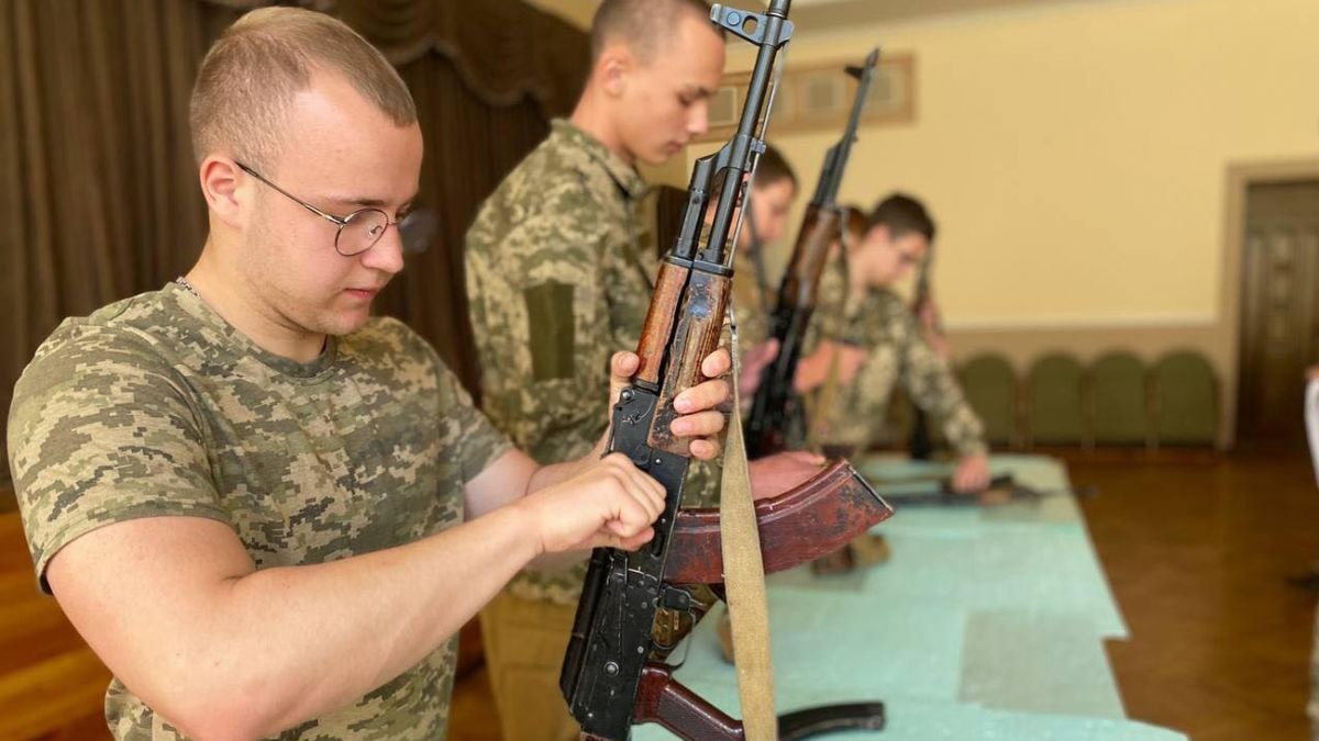 14-летних детей обяжут защищать Украину  На Украине детей с 14 лет начнут готовить к «национальному сопротивлению», заявил и.о. начальника отдела политики национального сопротивления украинского Минобороны Игорь Хорт.  По его словам, с этого же возраста детям начнут преподавать новый предмет «Защита Украины». А в вузах под угрозой исключения студентов обяжут посещать предмет «основы национального сопротивления».