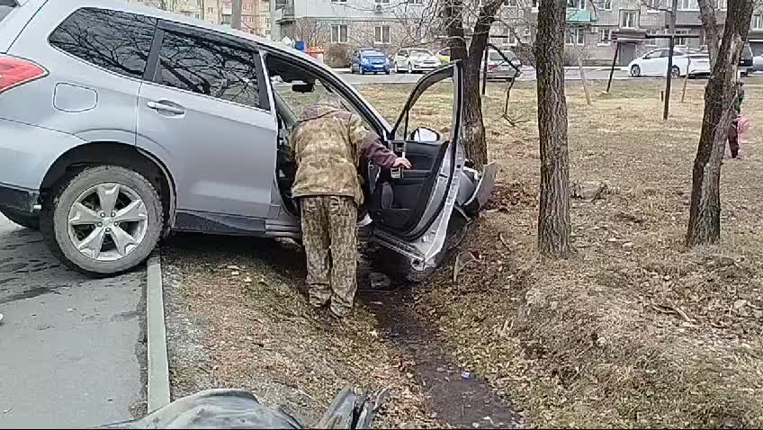 Водитель Subaru вылетел на тротуар в Артёме, чудом не сбив пешеходов