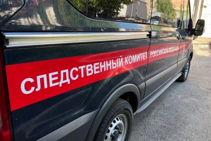 В Екатеринбурге спустя 30 лет задержали обвиняемого в убийстве в подъезде  ФОТО   Обвинение в убийстве, совершённом более 30 лет назад в Екатеринбурге, предъявлено мужчине, сообщает в пятницу СУ СК России по Свердловской области.  По версии следствия, убийство было совершено утром 23 ноября 1994 года в подъезде дома по улице Войкова в городе Екатеринбурге.  Обвиняемый в целях убийства из хулиганских побуждений, из-за малозначительного повода произвёл несколько выстрелов из пистолета модели «Тульский Токарева» в своего знакомого. В результате пострадавший скончался.  Раскрыть преступление удалось в результате непрекращающейся работы сотрудников СК России, оперативников полиции и УФСБ, а также в итоге проведения тщательного исследования доказательств. Следственные действия по сбору и закреплению доказательств по уголовному делу продолжаются.