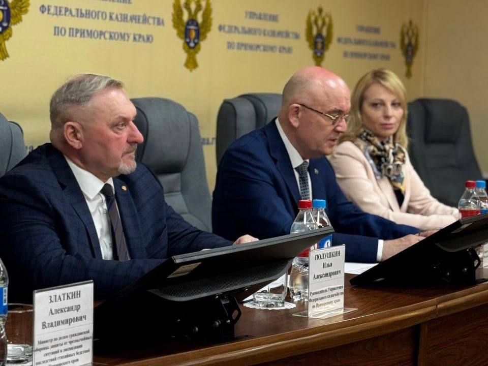 Казначейство России  VK     25 апреля заместитель руководителя Казначейства России Александр Михайлик, находясь с рабочим визитом в г. Владивостоке, провел совещание с коллективом УФК по Приморскому краю по вопросам организации общественной работы  В мероприятии приняли участие:   начальник Управления по надзору за аудиторской деятельностью Казначейства России Людмила Муромцева;   руководитель УФК по Приморскому краю Илья Полушкин;   Министр по делам гражданской обороны, защиты от чрезвычайных ситуаций и ликвидации последствий стихийных бедствий Приморского края, куратор добровольческого батальона «Тигр» Алексей Златкин;   главный бухгалтер добровольческого батальона «Тигр» Инна Власова;   сотрудник Пограничной службы Федеральной службы безопасности Российской Федерации по Приморскому краю Максим Сафонов;   ветеран Пограничной службы Федеральной службы безопасности Российской Федерации по Приморскому краю Николай Шакалов;   коллектив УФК по Приморскому краю.  Александр Михайлик, выступая с приветственным словом, отметил высокую значимость организации общественной работы и выразил благодарность коллективу УФК по Приморскому краю за достойное и преданное служение Казначейству России.  В ходе совещания участники обсудили результаты общественной работы УФК по Приморскому краю по реконструкции памятников воинской славы, по оказанию поддержки и помощи участникам Специальной военной операции, а также обозначили основные направления деятельности на предстоящий период.    В завершение Александр Михайлик вручил наиболее отличившимся сотрудникам ведомственные награды Казначейства России.