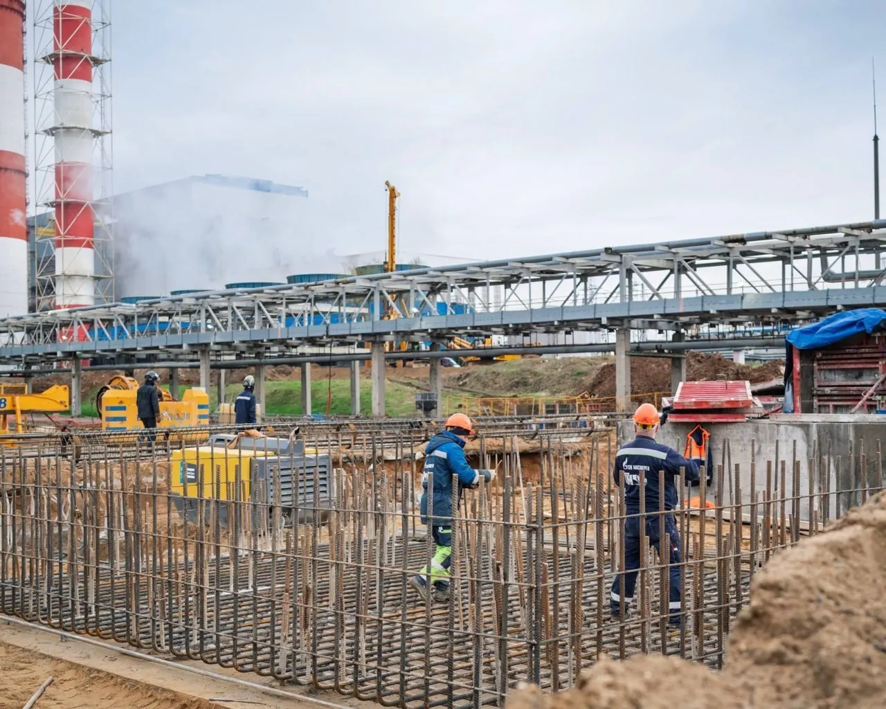 ГЭХ изменила конфигурацию проекта на ТЭЦ 25   Газпром энергохолдинг совместно с Газпромбанком создадут компании специального назначения для проекта строительства новых энергоблоков на столичных ТЭЦ 25 и ТЭЦ 26 Как пишет РБК со ссылкой на материалы правкомиссии по электроэнергетике новые компании будут не только строить мощности но и продавать электроэнергию на оптовом рынке При этом ГЭХ предложила скорректировать конфигурацию новых мощностей Изначально предполагалось что на обеих электростанциях будут установлены паросиловые блоки по 275 МВт на ТЭЦ 25 до конца 2027 г а на ТЭЦ 26 до конца 2028 г   Однако в итоге на ТЭЦ 25 вместо паросилового энергоблока может появиться конденсационный энергоблок с парогазовой установкой объединяющей паровую и газовую турбину если ГЭХ получит согласие регуляторов то до 31 декабря 2027 г может быть введена в строй нелокализованная газотурбинная установка на 155 МВт а до 31 декабря 2028 г конденсационная паровая турбина с увеличением мощности до 225 МВт   Высокое напряжение в Telegram в MAX