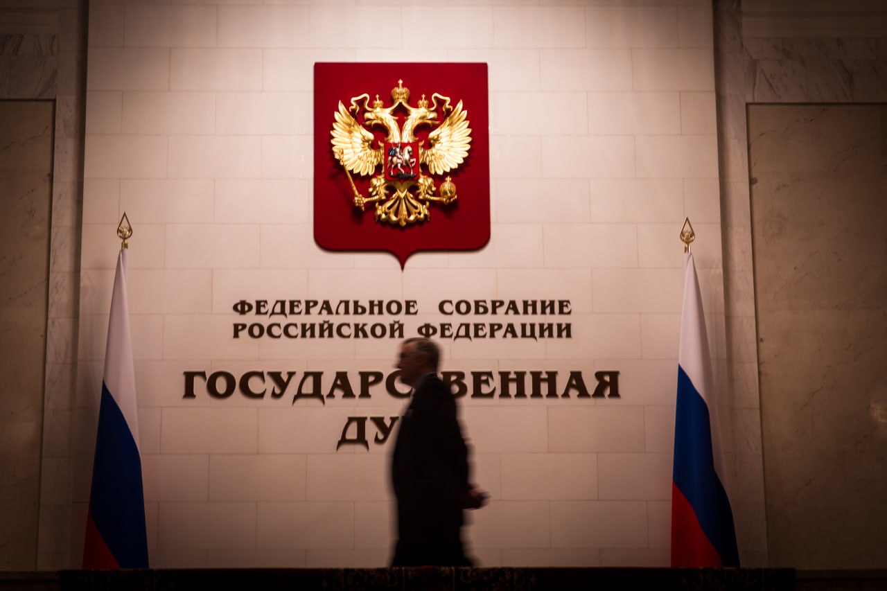 В Госдуму внесен законопроект дополняющий официальное описание Государственного герба России сообщил председатель Госдумы Вячеслав Володин Поправки закрепят наличие на гербе крестов над коронами и державой Он подчеркнул что власти должны сделать все чтобы не допустить искажения символов нашей государственности и защиты национальной идентичности В мае Кремль вернул на свою эмблему изображение православных крестов вместо ромбов на коронах двуглавых орлов Крестопад упомянул на Петербургском международном юридическом форуме ПМЮФ режиссер Никита Михалков Он назвал версию без крестов цыпленком табака В РПЦ также назвали недопустимым изображение куполов православных церквей без крестов на логотипах российских субъектов Фото Олег Яковлев РБК РБК в Telegram и MAX