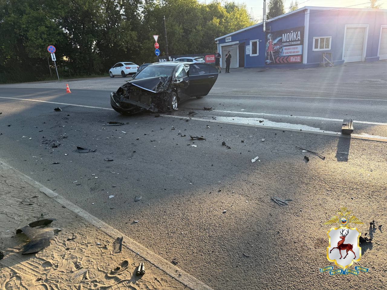 Женщина и двое детей пострадали в ДТП в Балахне. По предварительной информации, 38-летняя водитель за рулем Geely ехала этой ночью по переулку Нестерова, уснула, вылетела на встречку и столкнулась с фурой Howo. Пострадала сама женщина, а также два ее маленьких пассажира: восьмилетняя девочка и четырехлетний мальчик. Младшего госпитализировали.