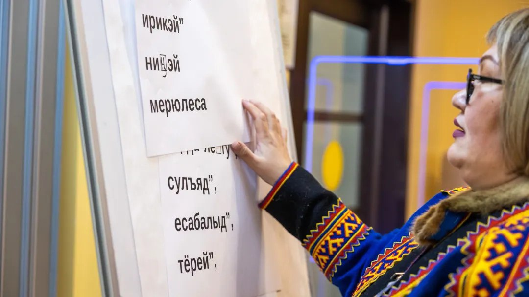 Ненецкий язык скоро появится в Яндекс Переводчике Учителя и журналисты округа работают над тем чтобы ненецкий язык появился в онлайн переводчике Яндекса До конца 2026 года они передадут компании 100 тысяч примеров переводов с русского на ненецкий именно на их основе сервис сможет корректно распознавать и переводить фразы Эксперты отмечают что появление языка в сервисе поможет сохранить устную традицию и сделает родную речь доступнее для северян Педагоги школ интернатов получат новый инструмент для обучения а госслужащим станет проще общаться с представителями коренных народов Проект реализуют при поддержке правительства ЯНАО и ФАДН в рамках Международного десятилетия языков коренных народов Сейчас в переводчике уже доступны 18 языков народов России включая мансийский абазинский и ногайский Как вам такая инициатива супер давно пора Источник Красный Север Фото Федор Воронов Ямал медиа Подписаться Прислать новость Заказать рекламу