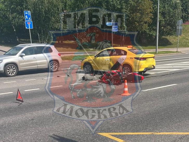 #Дорожнаясводка По оперативным данным с 7 по 13 июля 2025 года на столичных дорогах зарегистрировано 167 ДТП: 176 человек получили ранения, в том числе 21 ребенок 5 человек погибли Преобладающие виды ДТП: столкновения транспортных средств - 81 наезды на пешеходов - 46 С участием велосипедистов произошло 17 дорожных аварий, с участием мотоциклистов - 31 ДТП Самый аварийный день - вторник 31 ДТП Наименьшее число дорожных аварий произошло в субботу – 17 ДТП По предварительным данным, за истекшую неделю пресечено 377 фактов управления транспортными средствами водителями с признаками опьянения Госавтоинспекция Москвы напоминает о неукоснительном соблюдении ПДД и призывает всех участников дорожного движения быть внимательными и ответственными на дорогах. Родителей призываем контролировать передвижение детей на средствах индивидуальной мобильности и спортинвентаре. Поддержать канал