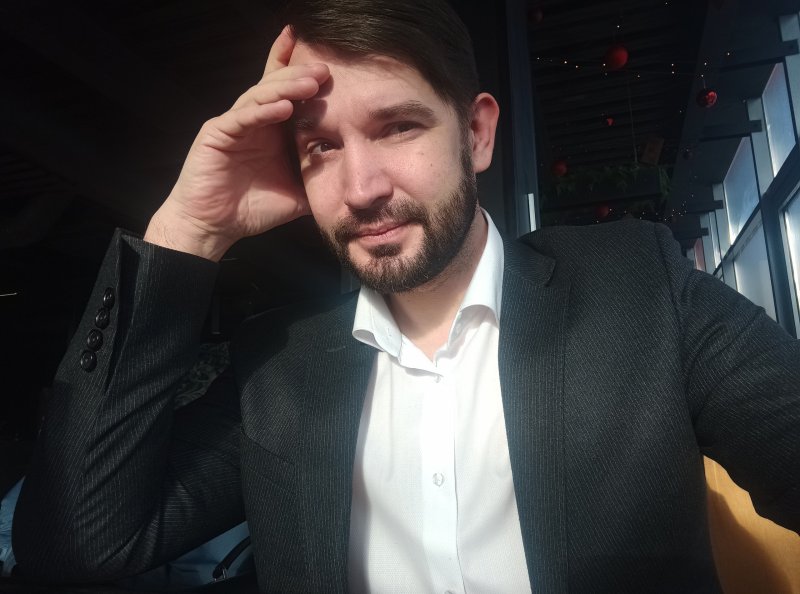 Курского политтехнолога Артема Репринцева задержали за взятку зампреду воронежской ТИК На самом деле задержание произошло 22 августа но о нем стало известно только сегодня Политтехнолога и электорального юриста из Курска Артема Репринцева задержали в Воронежской области за попытку дать взятку в 755 тысяч рублей зампреду ТИК Центрального района Артёму Башмакову Сейчас в отношении Репринцева возбудили уголовное дело о даче взятки в особо крупном размере ч 5 ст 291 УК РФ Артём Репринцев пообещал Артёму Башмакову 1 5 миллиона рублей за помощь при вбросе фальшивых бюллетеней на выборах депутатов Воронежской городской думы VI созыва Репринцеву хотел получить от Башмакова электронный образец избирательного бюллетеня и сведения из техзадания на печать в том числе о характеристиках краски Репринцев рассчитывал и на содействие тёзки при замене бюллетеней в сейф пакетах после проведения выборов Но 22 августа при передаче части обещанной суммы 755 тыс рублей Репринцева задержали Встреча Репринцева и Башмакова проходила в салоне автомобиля Mercefes Benz супруги Башмакова Он был припаркован у Центрального стадиона профсоюзов Сама встреча проходила в условиях оперативно розыскного мероприятия Предполагают что зампред ТИК сам сообщил правоохранителям о предложенной взятке так как опасался что проверяют лично его Артём Репринцев родился в 1987 году окончил РАНХиГС при президенте РФ в 2008 Владелец курских фирм Центр политических коммуникаций находится в стадии ликвидации и Запчастькомплектация был гендиректором ООО Гойда Центр ликвидировано в 2017 году О том в чьих интересах действовал Репринцев пока не известно P S что сказать Не подставляйтесь сами Работайте в рамках закона и всё будет хорошо Это лучше чем присесть на много лет ПОДПИСАТЬСЯ Telegram канал Политтехнологи