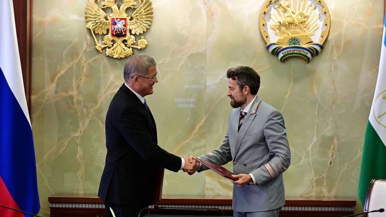 Уфимские рельсы расправляют крылья: «Ласточка» соединит Челябинск, Самару и Магнитогорск Уже в июле 2025 года из Уфы в Челябинск начнёт курсировать скоростная «Ласточка». В 2026 году такие же электропоезда свяжут столицу Башкортостана с Самарой и Магнитогорском. Это — часть масштабного соглашения между РЖД и правительством республики. Осенью на белорецком маршруте откроется туристическая остановка «Розовые скалы», а в Уфе завершится строительство транспортно-пересадочного узла на станции Дёма. Башкортостан остаётся ключевым узлом Куйбышевской железной дороги: 37% всех грузов магистрали проходят через регион. Пассажиропоток растёт рекордными темпами — 2,4 млн человек за первые пять месяцев 2025 года, из них 2 млн — на электричках.