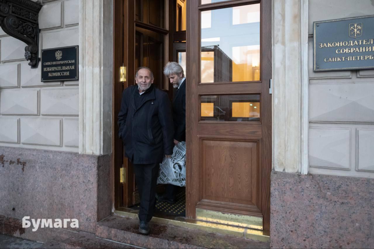 Книгу Вишневского требуют признать экстремистской Городской суд принял административный иск прокуратуры к экс депутату Заксобрания Борису Вишневскому Ведомство требует признать его книгу Хроники возрожденного Арканара экстремистским материалом За что Об иске сообщила глава пресс службы городских судов Дарья Лебедева По ее словам экспертиза на которой базируется иск установила что автор представляет Россию как фашизирующееся государство описывает страну как империю лицемерия третий мир Кроме того эксперты усмотрели в книге призывы к насильственному изменению основ конституционного строя отчуждению части территорий а также разжигание ненависти к православным Хроники возрожденного Арканара Это сборник статей Вишневского о петербургской и российской политике которые он публиковал СМИ в 2008 2015 годах Что важно знать Признанные экстремистскими материалы нельзя распространять а с 1 сентября даже искать их в интернете за это ввели штафы Фото Бумага Подписывайтесь на Бумагу и предлагайте новости