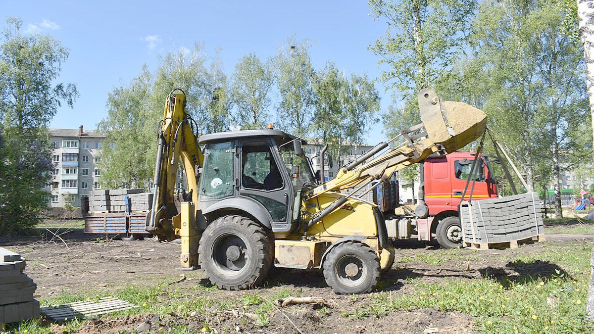 В городе Кораблино продолжается благоустройство Центрального городского парка, а также улиц Октябрьской и Карла Маркса. Это стало возможным благодаря победе в IX всероссийском конкурсе лучших проектов создания комфортной городской среды. Работы по благоустройству начались в конце марта, завершить их планируют в конце октября. Подрядчик выпилил и выкорчевал кустарники, старые деревья, демонтировал заборы, опоры уличного освещения. Готовит основу для пешеходных дорожек, укладывает на них плитку. Владимир Елютин, замглавы администрации Кораблинского округа по строительству, транспорту и ЖКХ: «В конкурсе Кораблино выделилось проектом по благоустройству Центрального городского парка. Центральную аллею украсит пешеходный фонтан. На всей территории появятся малые архитектурные формы, освещение и системы видеонаблюдения, тренажерная площадка, павильон для проведения мероприятий, входная арка, игровые площадки. На завершающем этапе планируется установка копии скульптуры ткачихи, которая расположена напротив бывшего комбината шелковых тканей, и обновление древесно-кустарниковой растительности. Посадим несколько десятков саженцев березы, сирени, липы, спиреи. Так что парк «голым» не останется. Кстати, мы постарались максимально сохранить березы, в том числе и с грачиными гнездами».