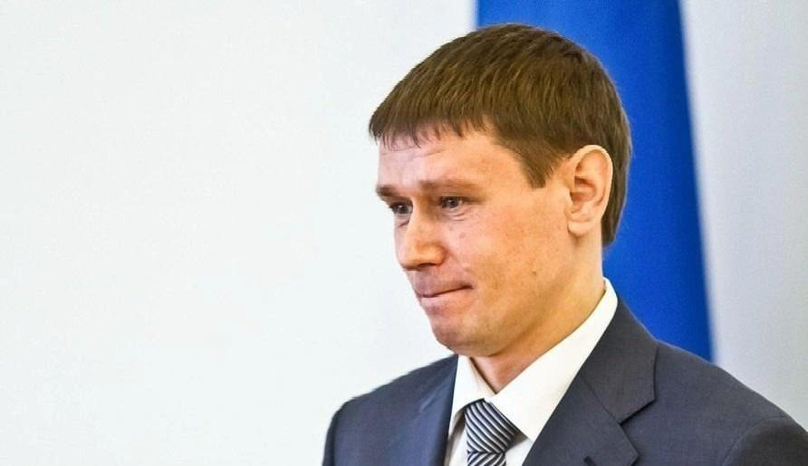 Из СИЗО выпустили экс-заммэра Тюмени.   Бизнесмена Сергея Роженцева подозревают в махинациях при закупках на СВО. Он находился под арестом с осени 2024 года. Сегодня суд решил смягчить ему меру пресечения. Теперь Роженцев под домашним арестом.    В сентябре 2024-го стало известно о задержании нескольких человек, которые могли проводить махинации с поставками на СВО. Как свидетелей даже допрашивали чиновников из областного правительства. Позже суд отправил в СИЗО Сергея Роженцева. Его обвиняют в мошенничестве в особо крупном размере.  Сергей Роженцев был городским депутатом, но в 2009 году сложил свои полномочия. Причина проста: действующий тогда глава Тюмени Евгений Куйвашев предложил ему должность своего заместителя, и Роженцев согласился.  Сейчас Сергей Роженцев является гендиректором ГК «Деловой мир» и фирмы «Интеллект», занимающимися рекламой и разработкой компьютерного ПО.