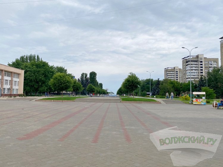 Одна на 3,5 тысячи: в Волгоградской области подсчитали Петров и Февроний Отделение Социального фонда России по Волгоградской области подсчитало получателей пенсий, маткапиталов и иных пособий, которые носят имена муромских святых – Петра и Февронии. Как рассказали Волжский.ру в ОСФР, имя Пётр носят 3515 мужчин. Самый маленький Петя родился в прошлом году в Краснооктябрьском районе Волгограда. В августе малыш вместе с родителями отметит свой первый день рождения – ему исполнится один год. А самый взрослый Пётр – настоящий долгожитель из Камышина: в ноябре ему исполнится 106 лет. За долгие годы усердной работы и производственные успехи он награждён медалью «Ветеран труда», отмечен памятным знаком «Фронтовик 1941-1945 гг.». Тем временем имя Феврония – это редкость для региона. Подробнее на Волжский.ру: #ВолжскийРу #волжский #vlz