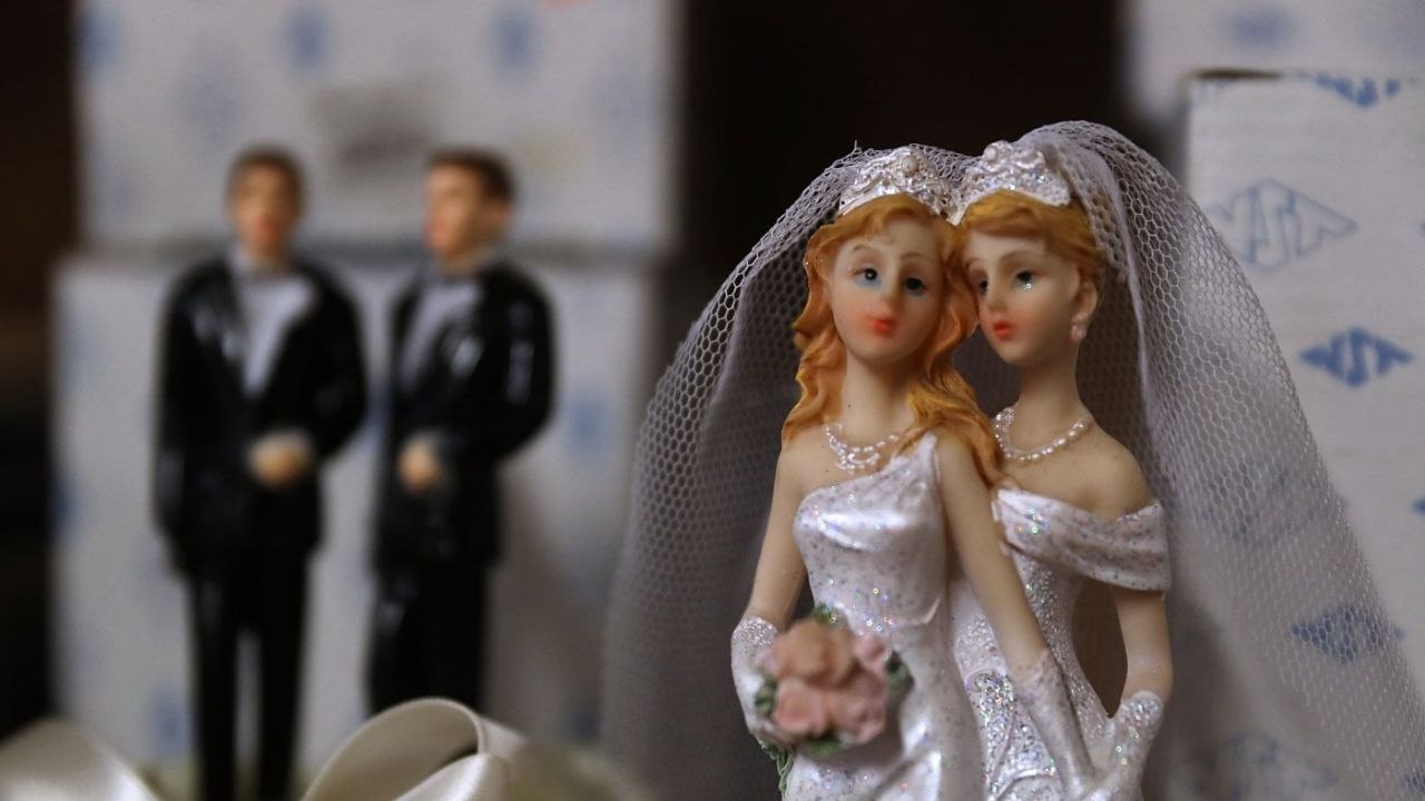 Европейский суд Страны ЕС обязаны признавать однополые браки заключенные за рубежом Европейский суд юстиции CJUE постановил что государства члены ЕС обязаны признавать в юридических целях однополые браки законно заключенные в других странах Союза Это решение было принято в контексте спора с Польшей которая отказалась зарегистрировать брак заключенный в Берлине Суд постановил что отказ нарушает свободу передвижения и право на семейную жизнь Вот такие вот еуропейские ценности Ничего святого в людях не остаётся Не удивимся если разнополые браки со временем признают немодными Подпишись на Мир Гагаузии