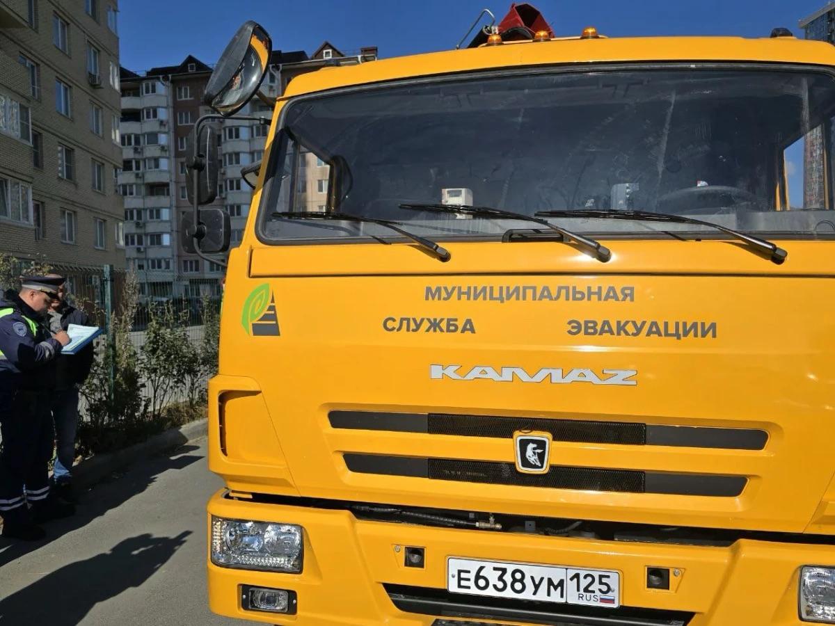 Муниципальные эвакуаторы забрали с улиц Владивостока 48 авто за первые 10 дней работы службы Эвакуаторщики работают по строгому регламенту автомобили забирают исключительно на основании заявлений от ГАИ В мэрии добавили что активнее всего сотрудники новой службы работали в районе Зеленого Бульвара и улицы Нейбута Подписывайтесь на РБК Восток