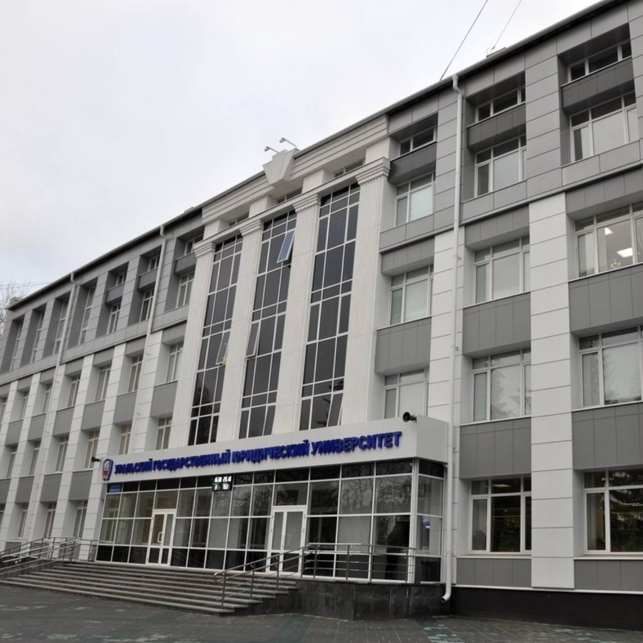 В Екатеринбурге появится памятник соавтору Конституции России Сергею Алексееву  В сентябре этого года возле Уральского государственного юридического университета имени В.Ф. Яковлева  УрГЮУ  откроют памятник соавтору Конституции Российской Федерации Сергею Сергеевичу Алексееву.  Открытие монумента приурочено к столетию со дня рождения Алексеева, которое отмечалось в прошлом году.  Новости Екб тут